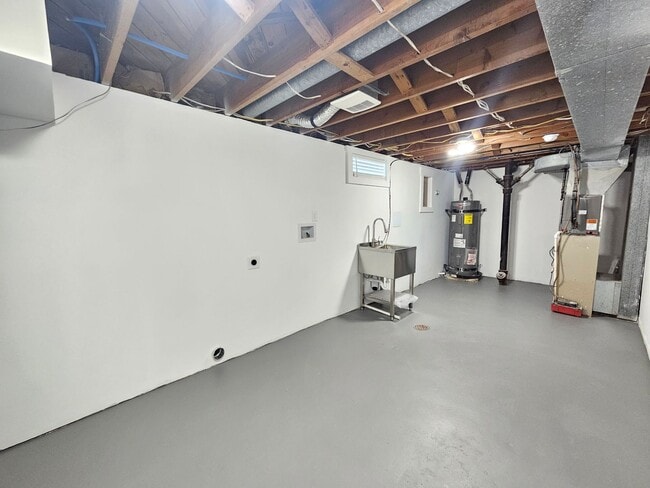 Building Photo - $1,995 - 4 Bed / 1 Bath Home with Fully Fe...
