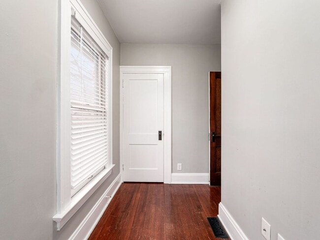 Building Photo - Central German Village Location!