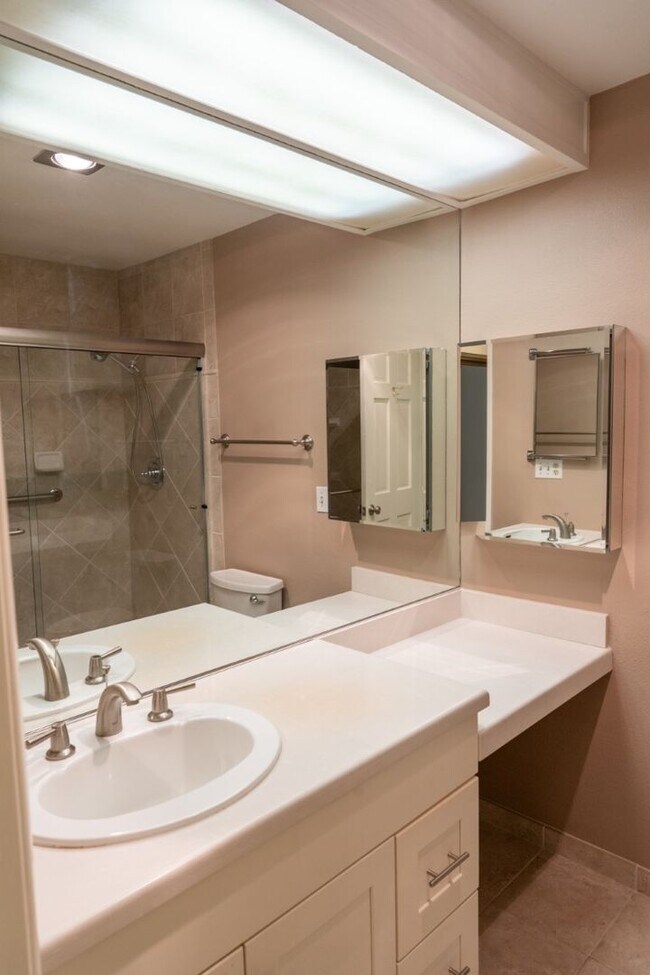 Building Photo - 2Bd/2Ba Seattle Condo