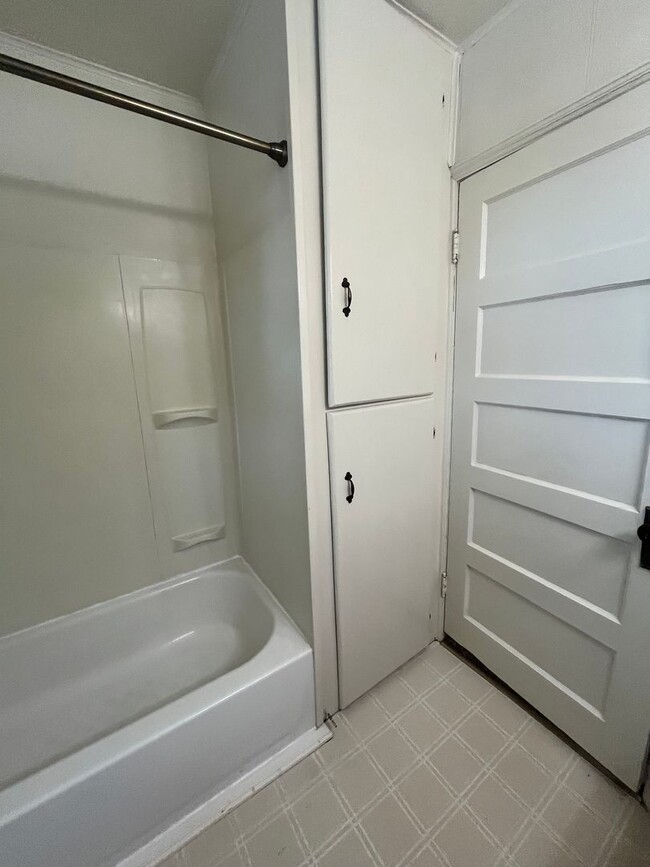 Building Photo - 3 Bedroom House, Available Now!