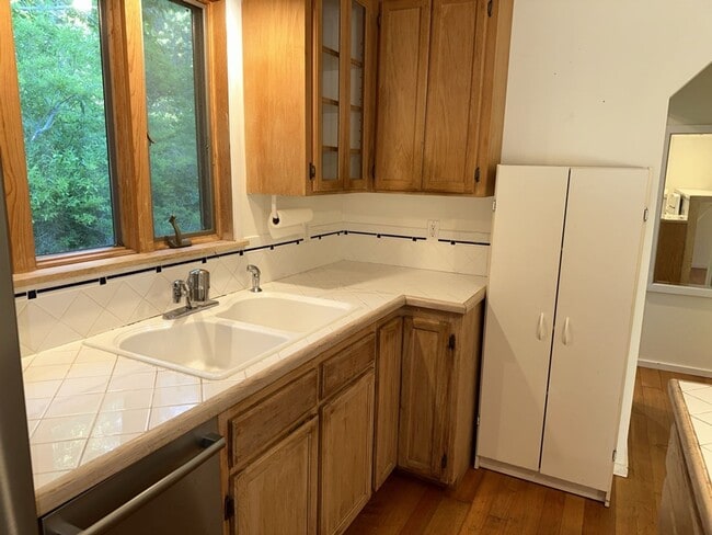 Building Photo - 2000+ sf home is in a great location, pet ...