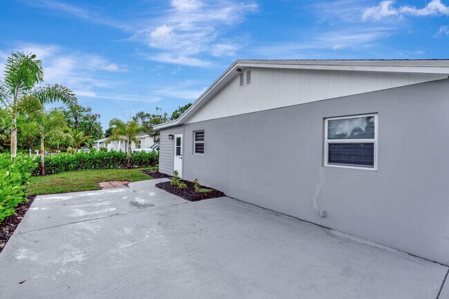 Building Photo - 1125 Stillwater Dr