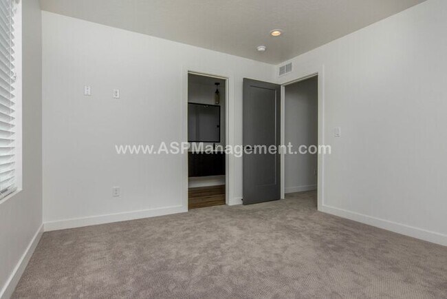 Building Photo - Salt Lake- High-End  3 bed, 3.5 bath Condo