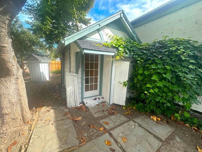 Building Photo - 3 bed 1 bath, Month to Month in the middle...