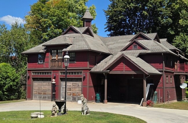 Building Photo - 313 Maple St
