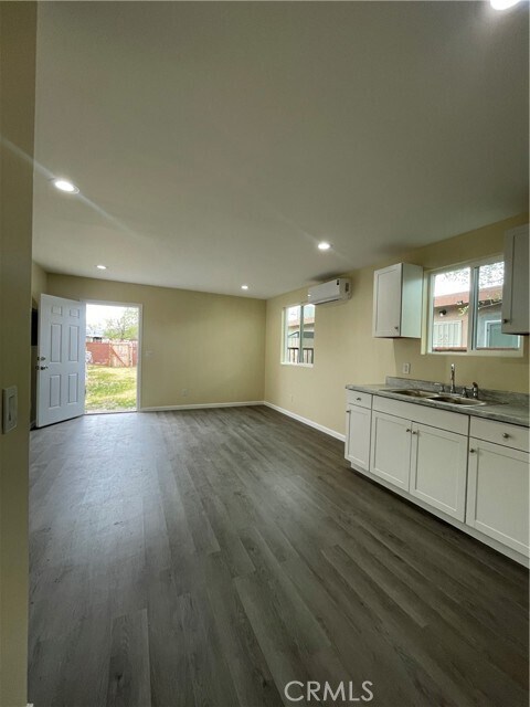 Building Photo - 45124 Redwood Ave