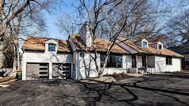 Primary Photo - Stunning Remodeled 4 bedroom / 4 bath-2026...
