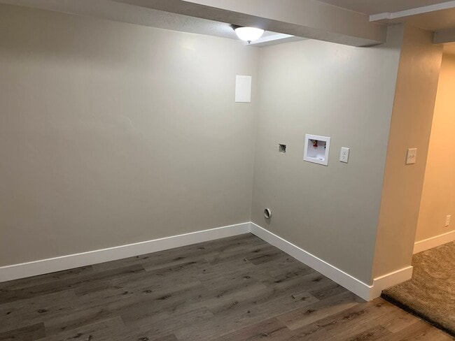 Building Photo - Updated 4 Bed Home with Large Yard