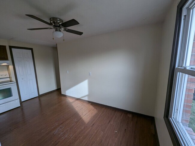 Kitchen with pantry - 3009 Dalton Pl SW