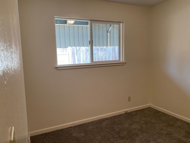 Building Photo - Convenient location, washer/dryer included