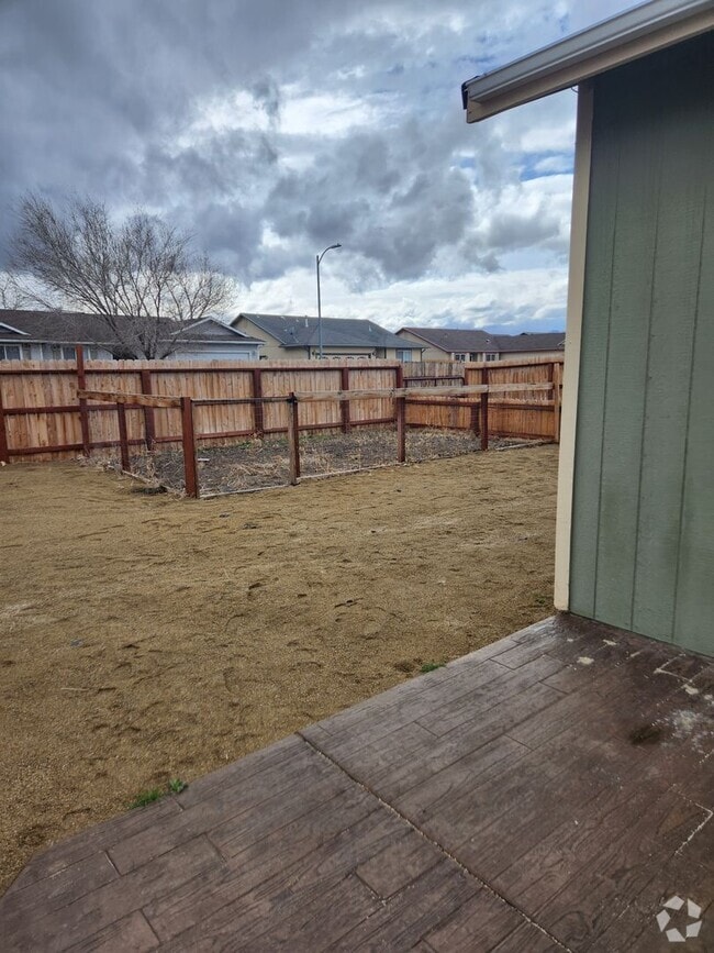 Building Photo - Large corner lot, seperate garden and dog ...