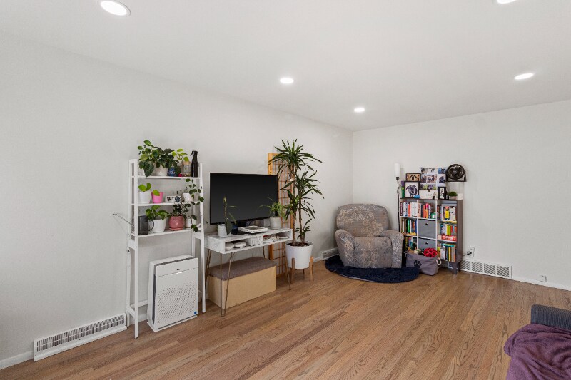 Building Photo - 3668 E Carpenter Ave