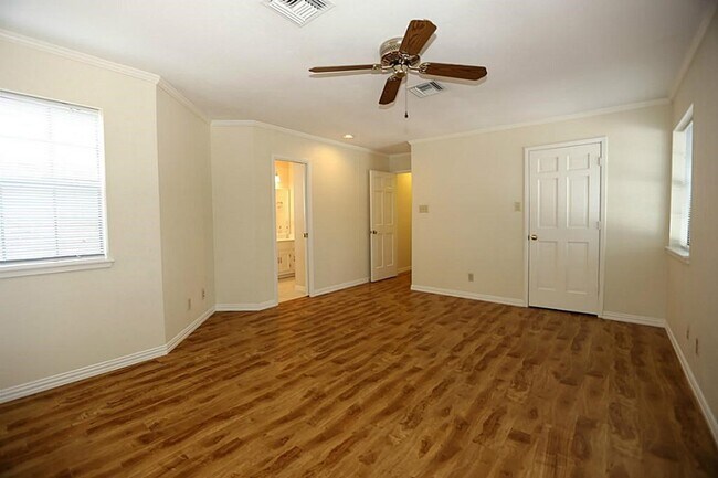 Building Photo - 2602 W Holcombe Blvd