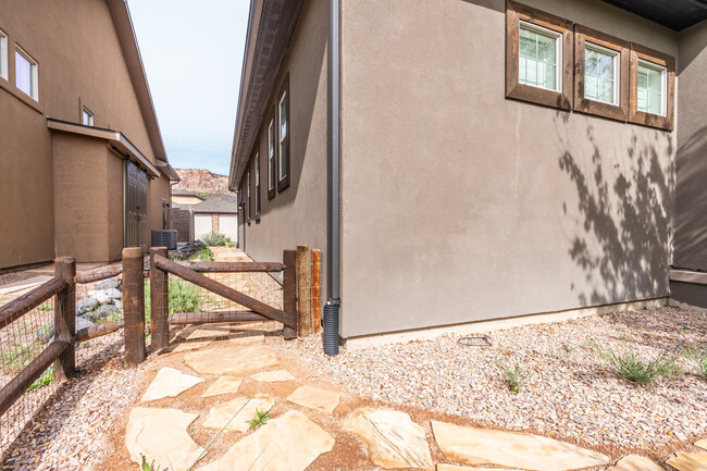 Building Photo - 2094 Two Wood Dr