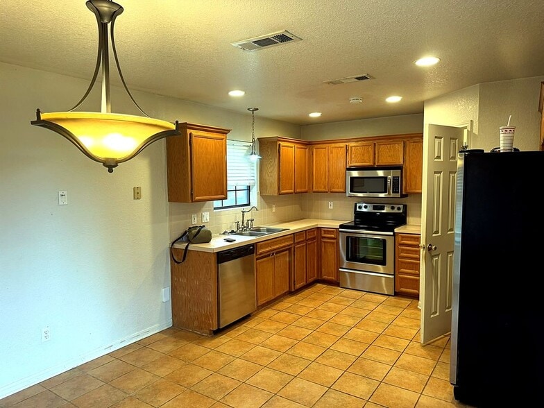 Building Photo - 1518 Chardonnay Dr