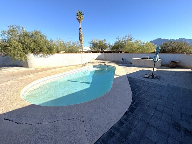 Building Photo - 4 Bedroom and 2 Bath Rental