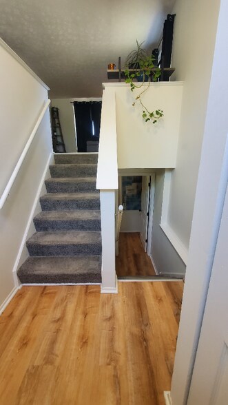 Building Photo - 977 Kyle Ave