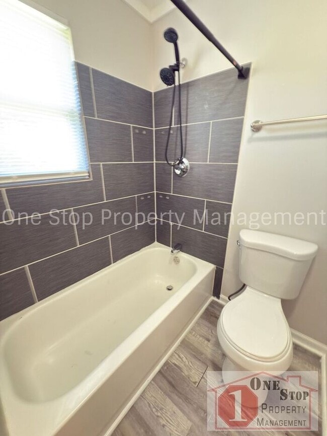 Building Photo - Beautiful 3 Bedroom 2 Bathroom Home in Blu...