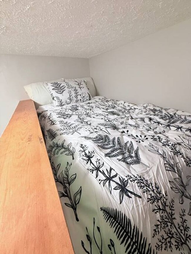 Building Photo - Fully Furnished Home close to UNL Campuses