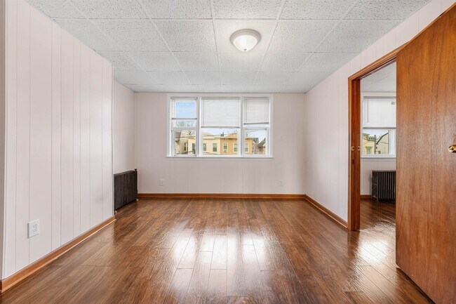 Building Photo - 37 Pearsall Ave