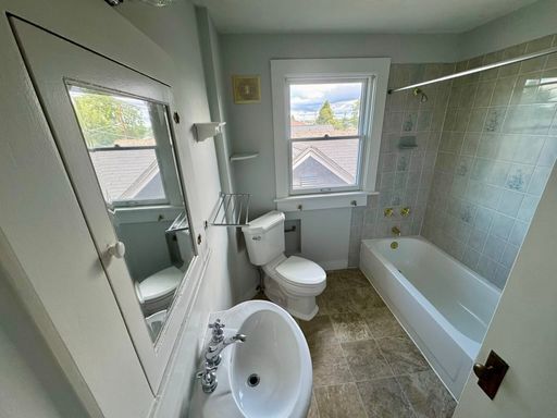 Building Photo - Gorgeous 2 bed Craftsman in Queen Anne! Open house Saturday!