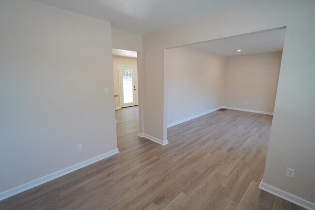 Building Photo - 1545 Pine View Dr