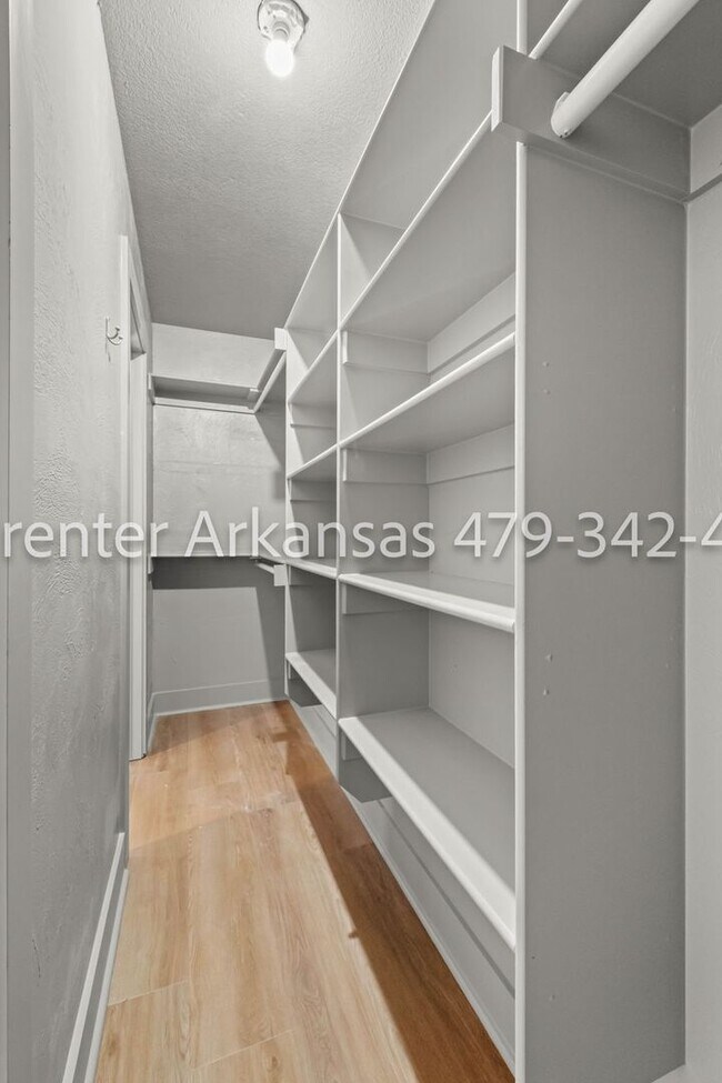 Building Photo - Beautifully renovated 3 bedroom, 2 bath | Fayetteville AR