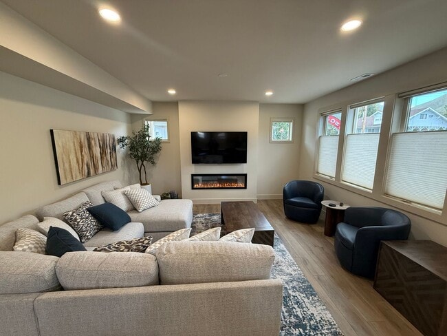 Building Photo - Now renting brand-new 3 bedroom, one study/Den, 2.5 bathroom House $3,650 unfurnished and $6,000 ...
