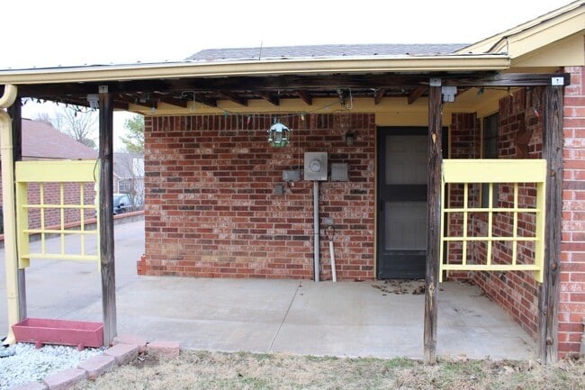 Building Photo - Newly Updated With Fresh Paint, Flooring & Countertops Throughout!