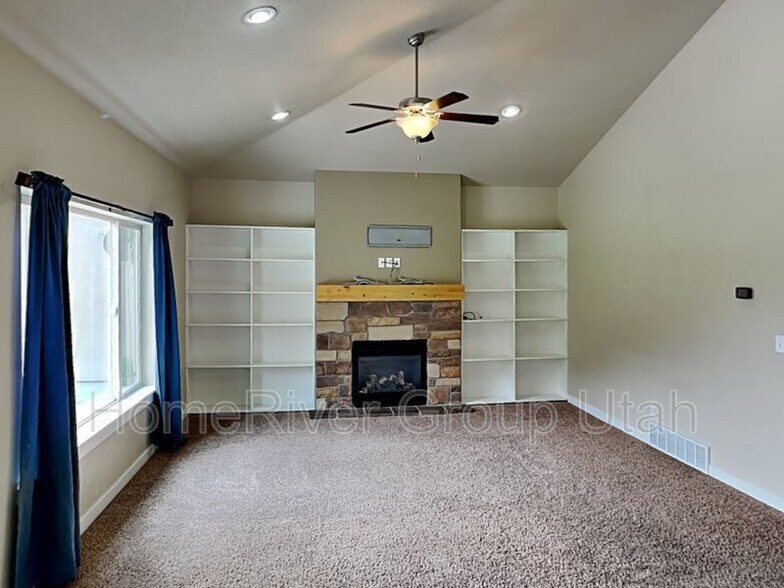 Building Photo - 10796 N La Costa