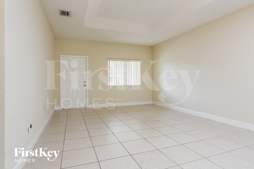 Building Photo - 213 SW 15th Pl