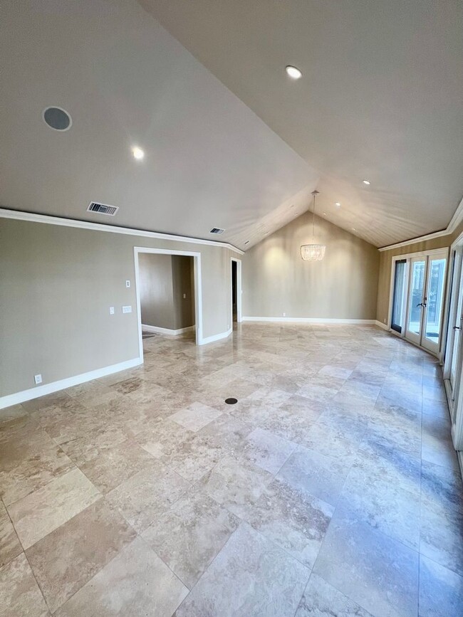 Building Photo - Stunning Remolded 3 Bedroom House in Bay H...