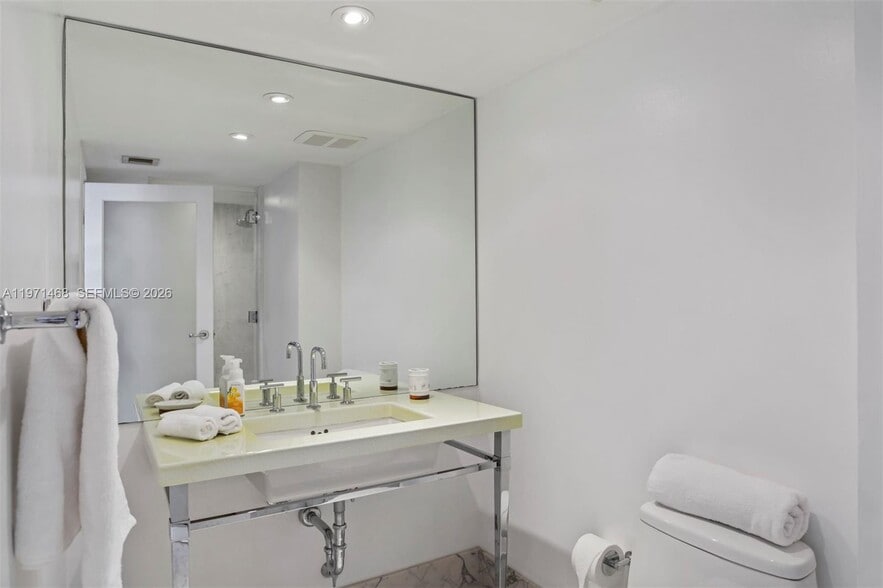 Building Photo - 1717 N Bayshore Dr