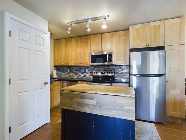 Building Photo - Remodeled 2-bedroom loft unit now available for rent!