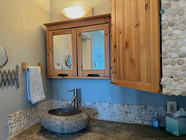 Building Photo - Absolutely Darling INDIANOLA cottage, full...