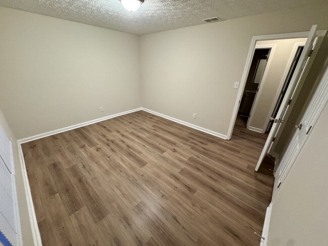 Building Photo - 200 Country Meadows Ct