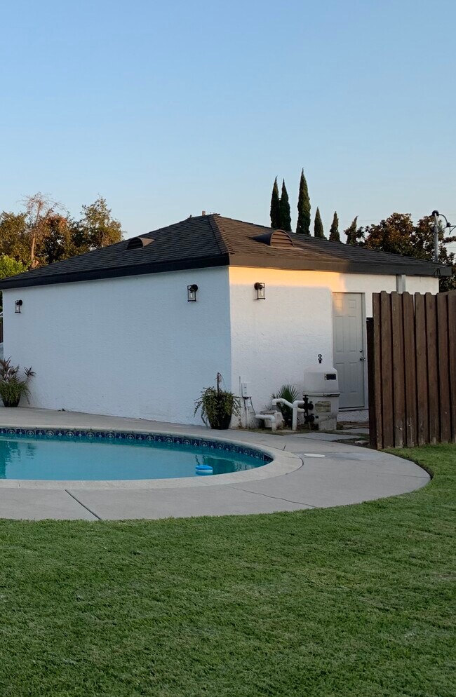 Garage - 7811 Paso Robles Ave