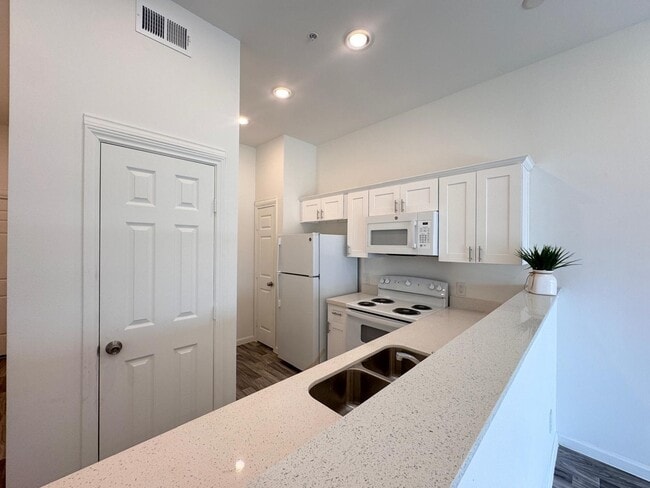 Building Photo - 3477 Reeves St