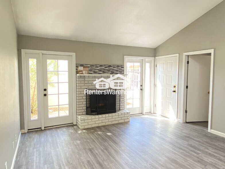 Building Photo - 633 W Southern Ave