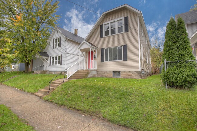 Building Photo - 115 Diamond Ave SE