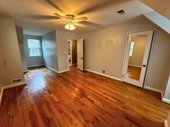 Building Photo - 3 level end unit 1br+den 2ba town house in...