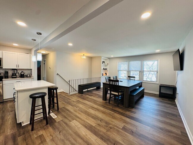 Building Photo - BEAUTIFULLY UPDATED HOME - WOODBRIDGE