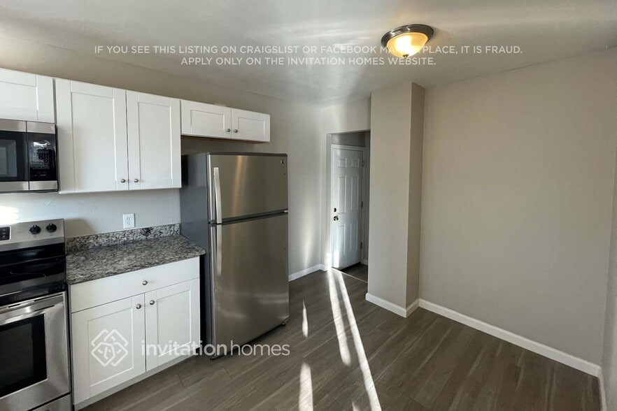 Building Photo - 1061 E 105th Pl