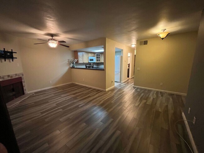 Building Photo - Darling 2+2 Condo W/Views + Amenities in g...