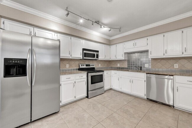 Building Photo - 117 Fairway Dr