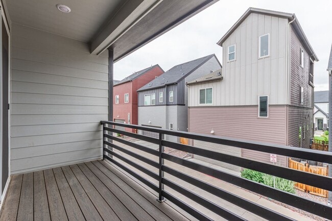 Building Photo - Immaculate, Well-Maintained 3 bed/3.5 Bath...