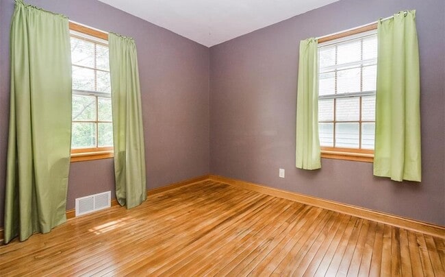 Building Photo - 3 Bedroom/1.5 Bathroom House - Available August 1st, 2025!