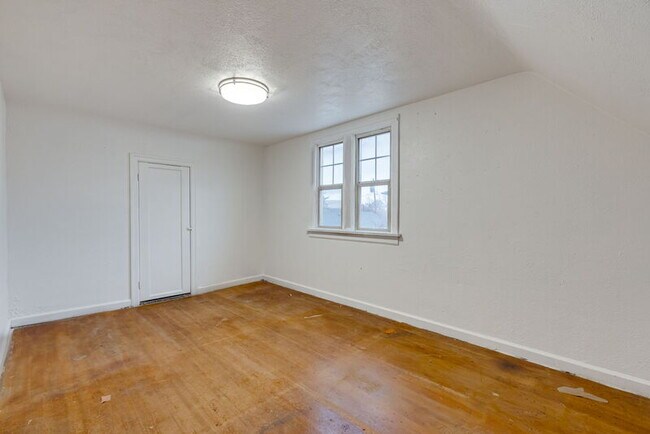 Building Photo - 1137 SE Uglow Ave