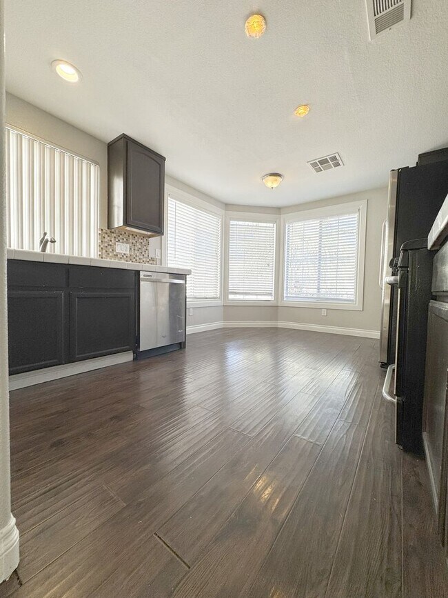 Building Photo - Step into this charming 3-bedroom, 2-bathroom residence in Henderson