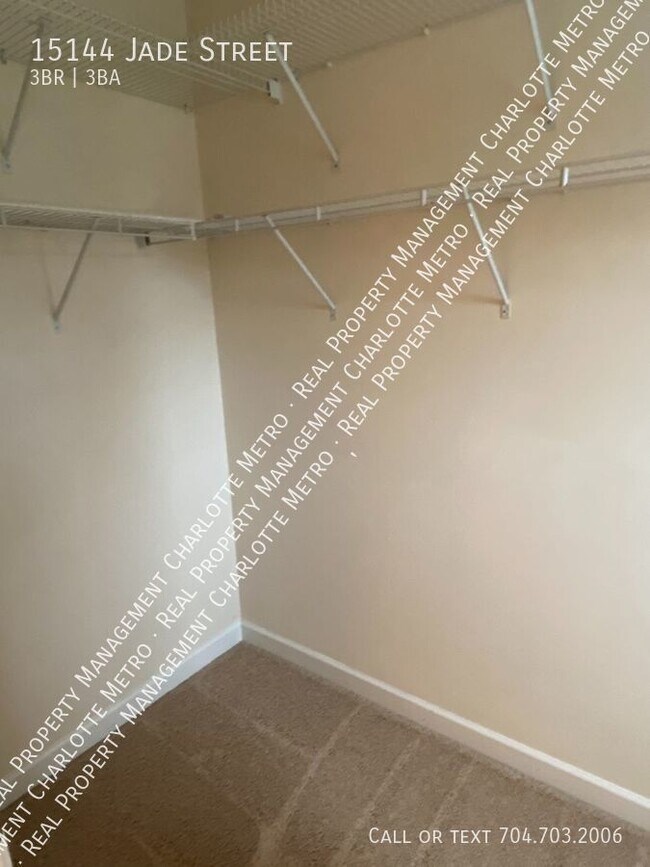 Building Photo - GORGEOUS 3 BR Townhome in the Heart of Bal...